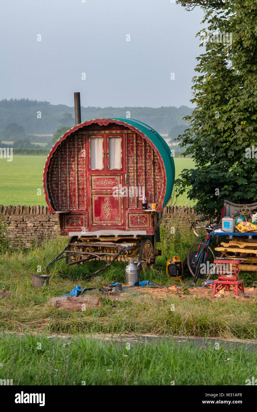 Gypsy Caravan sul lato di una strada vicino a Woodstock, Oxfordshire, Inghilterra Foto Stock