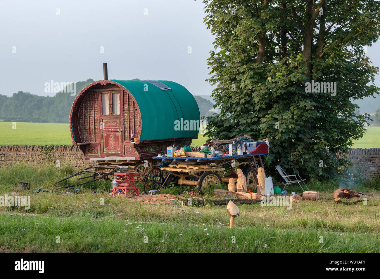 Gypsy Caravan sul lato di una strada vicino a Woodstock, Oxfordshire, Inghilterra Foto Stock