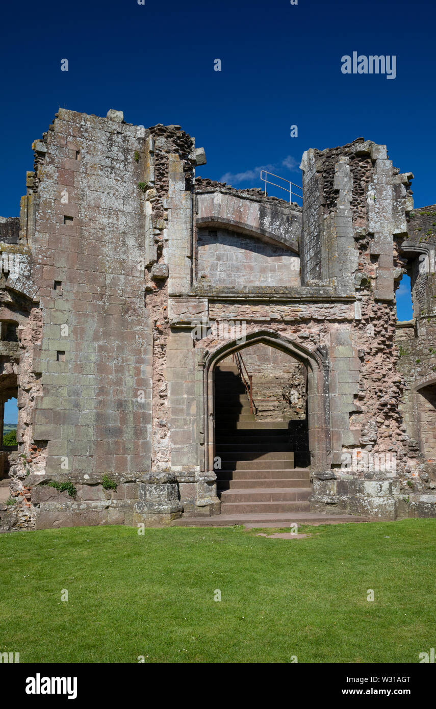La grande scalinata che conduce giù verso il Fountain Court a Raglan Castle, Monmouthshire, Wales, Regno Unito Foto Stock