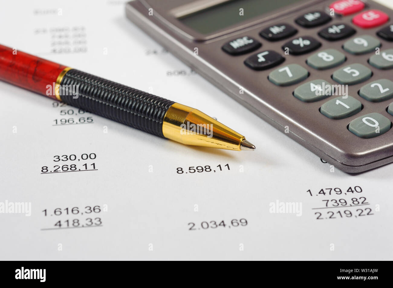 Calcolo finanziario con il grafico del mercato azionario Foto Stock