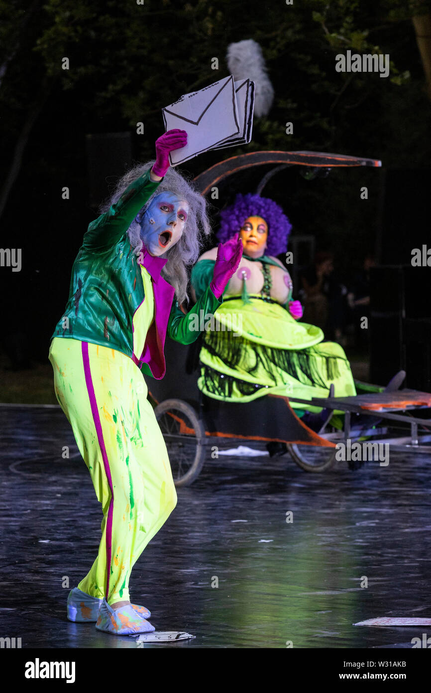 A Mülheim an der Ruhr, Germania. Il 5 luglio 2019. L-R: Helge Salnikau, Gabriella Weber. Theater an der Ruhr performes durante la Weiße Nächte stagione in Raffelbergpark Friedrich Dürrenmatt giocare 'Der Besuch der alten Dame' (visita) diretto da Albrecht Hirche. Con Albert Bork (Alfred Ill) e Gabriella Weber (Alte Dame, Claire Zachanassian). Il free open-air spettacoli si svolgono dal 4 al 7 luglio 2019. Foto Stock