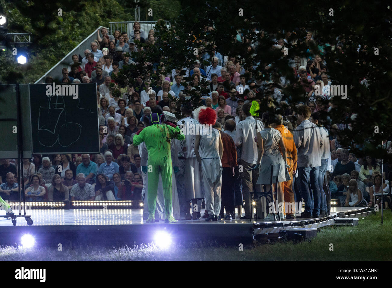 A Mülheim an der Ruhr, Germania. Il 5 luglio 2019. Theater an der Ruhr performes durante la Weiße Nächte stagione in Raffelbergpark Friedrich Dürrenmatt giocare 'Der Besuch der alten Dame' (visita) diretto da Albrecht Hirche. Con Albert Bork (Alfred Ill) e Gabriella Weber (Alte Dame, Claire Zachanassian). Il free open-air spettacoli si svolgono dal 4 al 7 luglio 2019. Foto Stock