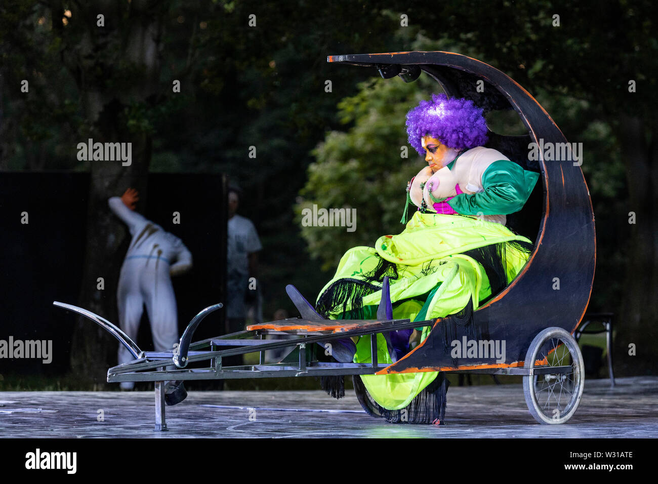 A Mülheim an der Ruhr, Germania. Il 5 luglio 2019. Nella foto: Gabriella Weber. Theater an der Ruhr performes durante la Weiße Nächte stagione in Raffelbergpark Friedrich Dürrenmatt giocare 'Der Besuch der alten Dame' (visita) diretto da Albrecht Hirche. Con Albert Bork (Alfred Ill) e Gabriella Weber (Alte Dame, Claire Zachanassian). Il free open-air spettacoli si svolgono dal 4 al 7 luglio 2019. Foto Stock