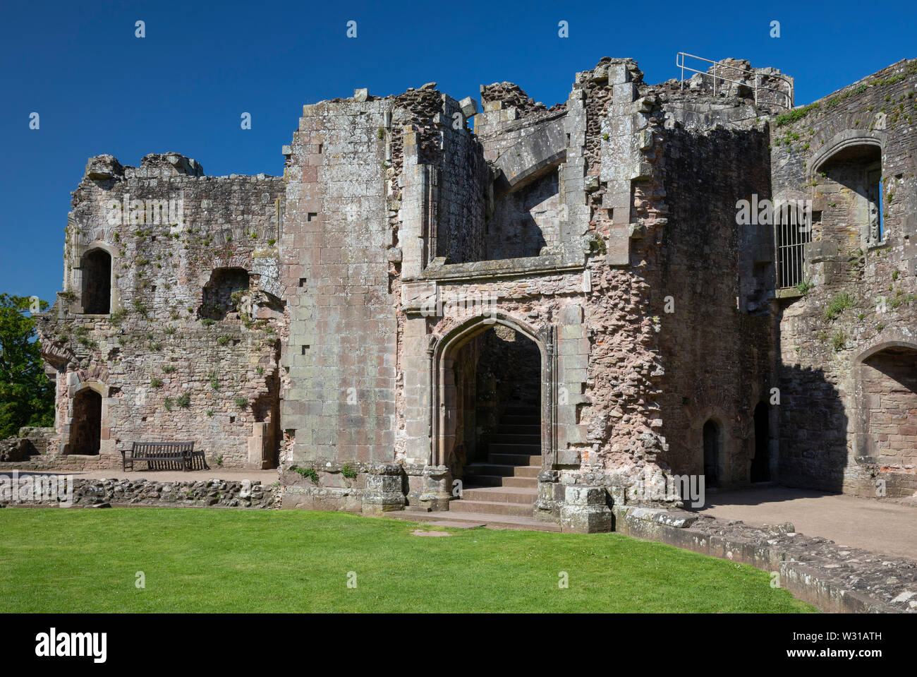 La grande scalinata che conduce giù verso il Fountain Court a Raglan Castle, Monmouthshire, Wales, Regno Unito Foto Stock