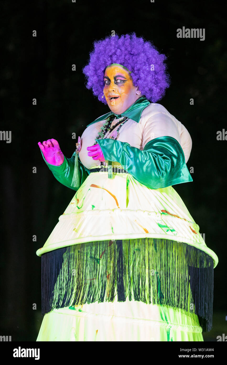 A Mülheim an der Ruhr, Germania. Il 5 luglio 2019. Nella foto: Gabriella Weber. Theater an der Ruhr performes durante la Weiße Nächte stagione in Raffelbergpark Friedrich Dürrenmatt giocare 'Der Besuch der alten Dame' (visita) diretto da Albrecht Hirche. Con Albert Bork (Alfred Ill) e Gabriella Weber (Alte Dame, Claire Zachanassian). Il free open-air spettacoli si svolgono dal 4 al 7 luglio 2019. Foto Stock