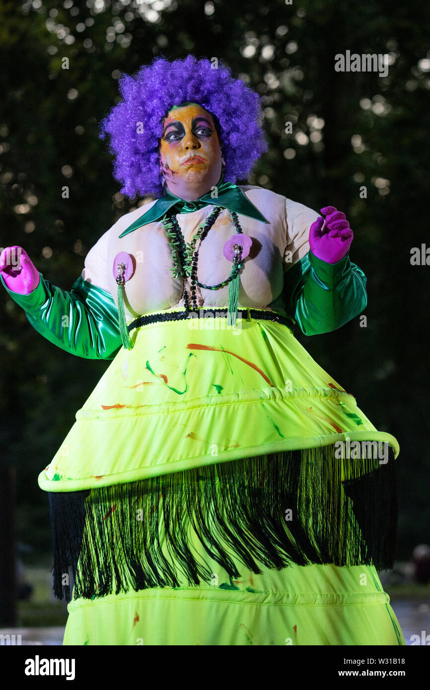 A Mülheim an der Ruhr, Germania. Il 5 luglio 2019. Nella foto: Gabriella Weber. Theater an der Ruhr performes durante la Weiße Nächte stagione in Raffelbergpark Friedrich Dürrenmatt giocare 'Der Besuch der alten Dame' (visita) diretto da Albrecht Hirche. Con Albert Bork (Alfred Ill) e Gabriella Weber (Alte Dame, Claire Zachanassian). Il free open-air spettacoli si svolgono dal 4 al 7 luglio 2019. Foto Stock