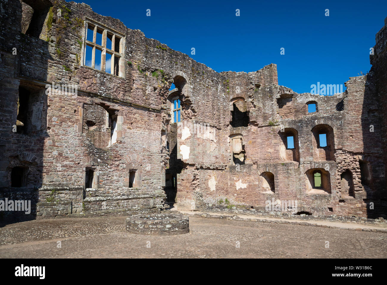 Le falde Stone Court a Raglan Castle, Monmouthshire, Wales, Regno Unito Foto Stock