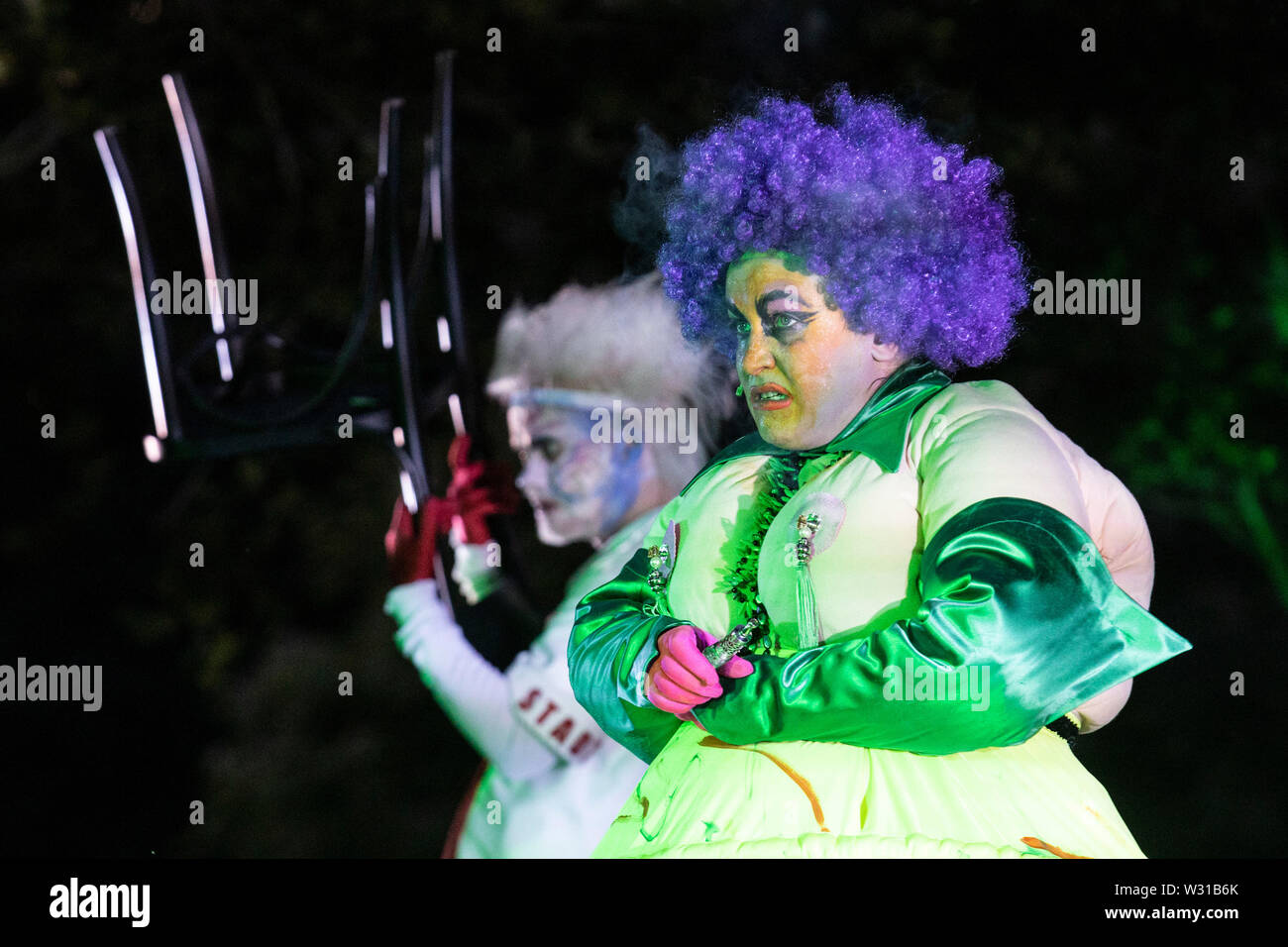 A Mülheim an der Ruhr, Germania. Il 5 luglio 2019. L-R: Erich Cherbalth, Gabriella Weber. Theater an der Ruhr performes durante la Weiße Nächte stagione in Raffelbergpark Friedrich Dürrenmatt giocare 'Der Besuch der alten Dame' (visita) diretto da Albrecht Hirche. Con Albert Bork (Alfred Ill) e Gabriella Weber (Alte Dame, Claire Zachanassian). Il free open-air spettacoli si svolgono dal 4 al 7 luglio 2019. Foto Stock