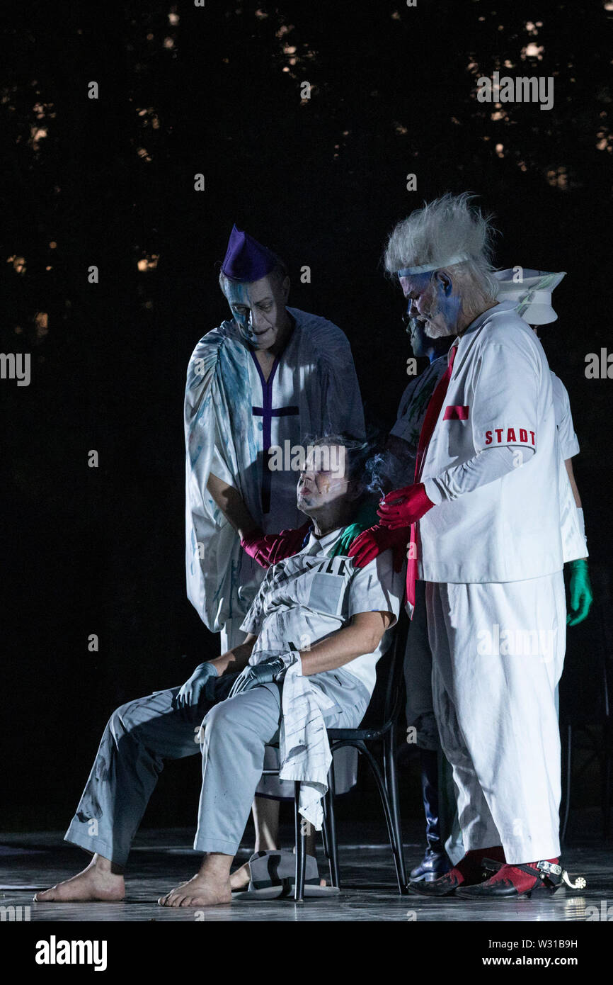 A Mülheim an der Ruhr, Germania. Il 5 luglio 2019. L-R: Rupert J. Seidl, Albert Bork, Erich Cherbalth. Theater an der Ruhr performes durante la Weiße Nächte stagione in Raffelbergpark Friedrich Dürrenmatt giocare 'Der Besuch der alten Dame' (visita) diretto da Albrecht Hirche. Con Albert Bork (Alfred Ill) e Gabriella Weber (Alte Dame, Claire Zachanassian). Il free open-air spettacoli si svolgono dal 4 al 7 luglio 2019. Foto Stock
