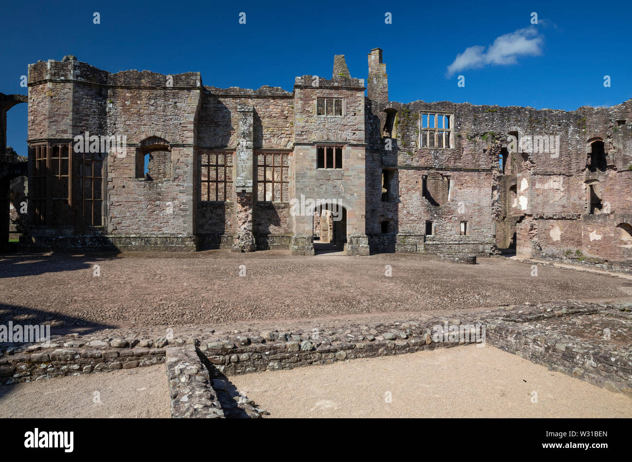 Le falde Stone Court a Raglan Castle, Monmouthshire, Wales, Regno Unito Foto Stock