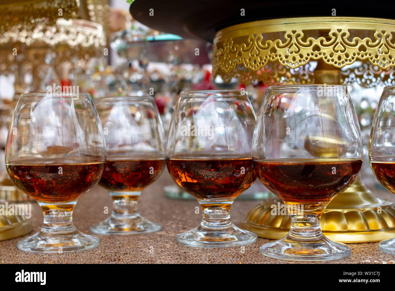 Le bevande alcoliche in bicchieri da cognac e brandy. Partito e la celebrazione di vacanza. Asting e degustazione concetto. Foto Stock