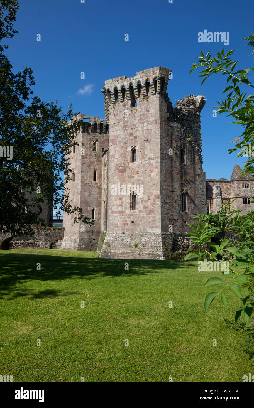 La torre di armadio a Raglan Castle, Monmouthshire, Wales, Regno Unito Foto Stock