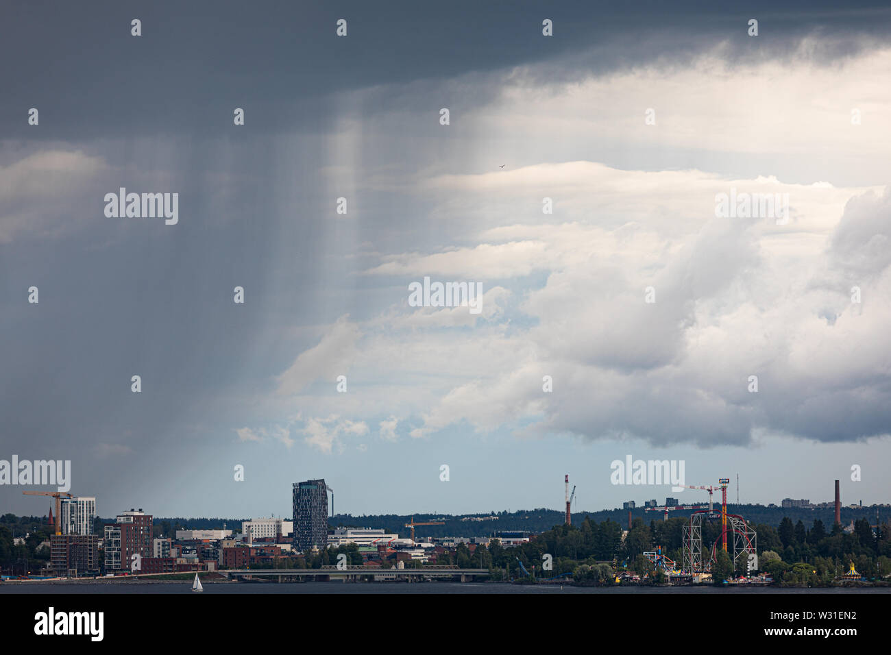 Giorno di estate piove visto da lontano Foto Stock