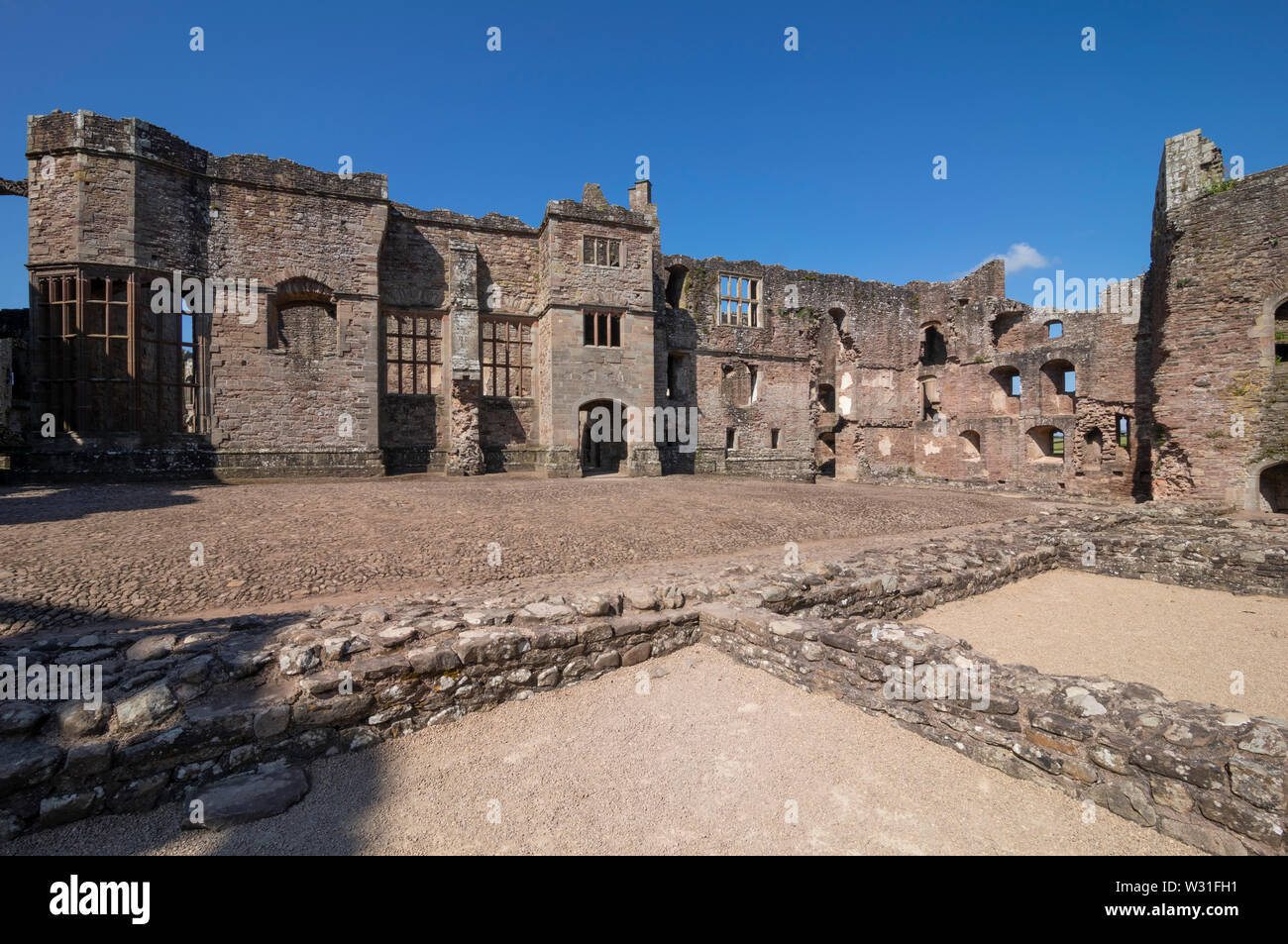 Le falde Stone Court a Raglan Castle, Monmouthshire, Wales, Regno Unito Foto Stock