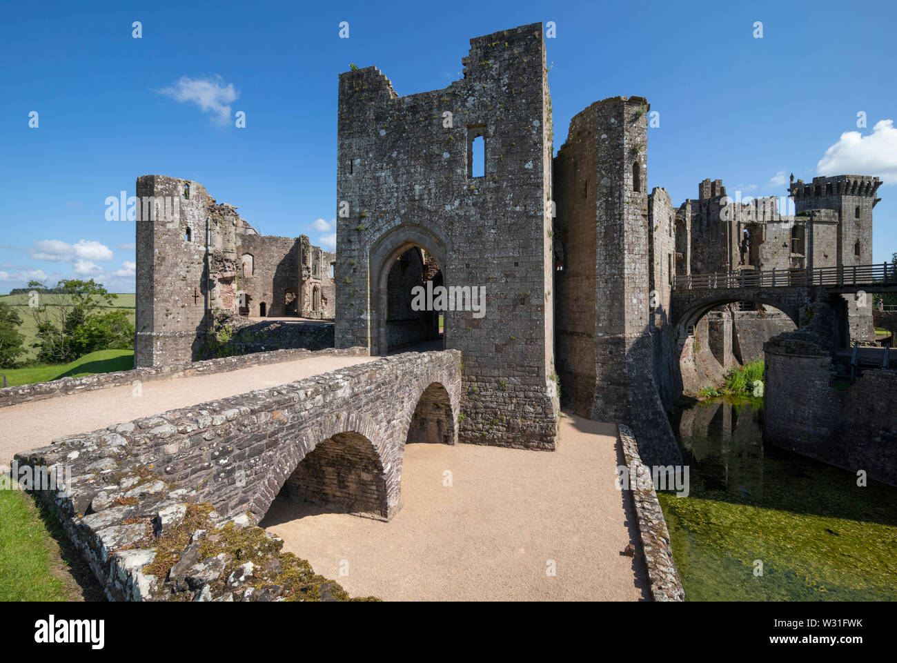 La porta sud a Raglan Castle, Monmouthshire, Wales, Regno Unito Foto Stock