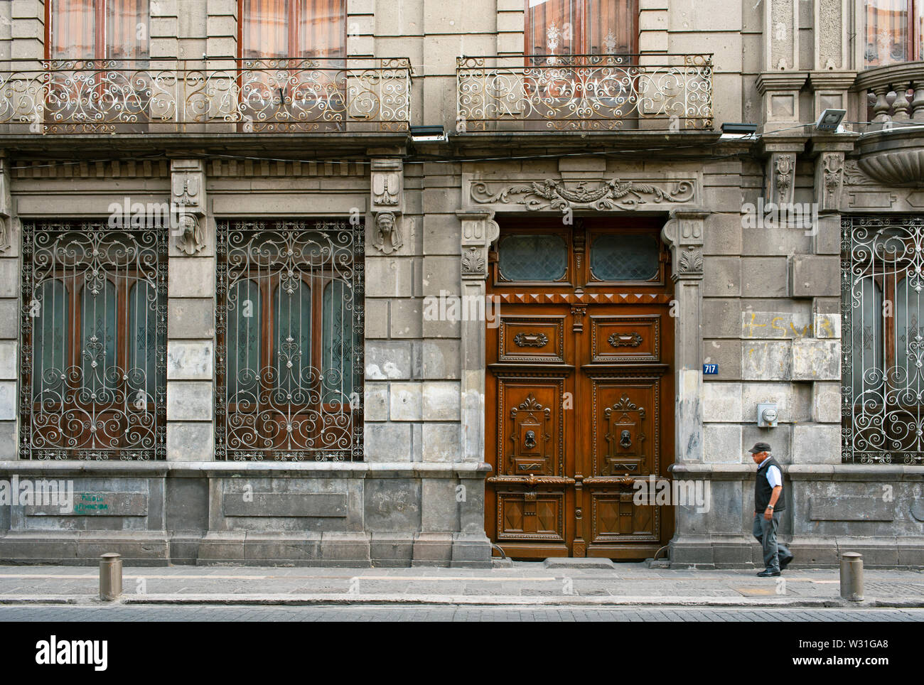 Edificio con facciata in stile coloniale spagnolo e dettagli porta scolpito nel centro cittadino di Puebla, sito Patrimonio Mondiale dell'UNESCO. Puebla de Zaragoza, Messico. Giu 2019 Foto Stock