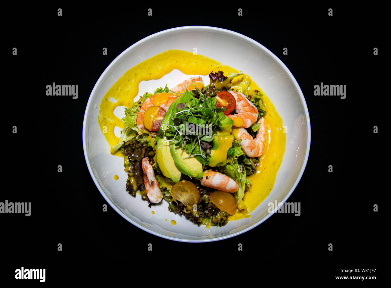 Un tropicale di gamberi e insalata di avocado presi da un birds eye view Foto Stock