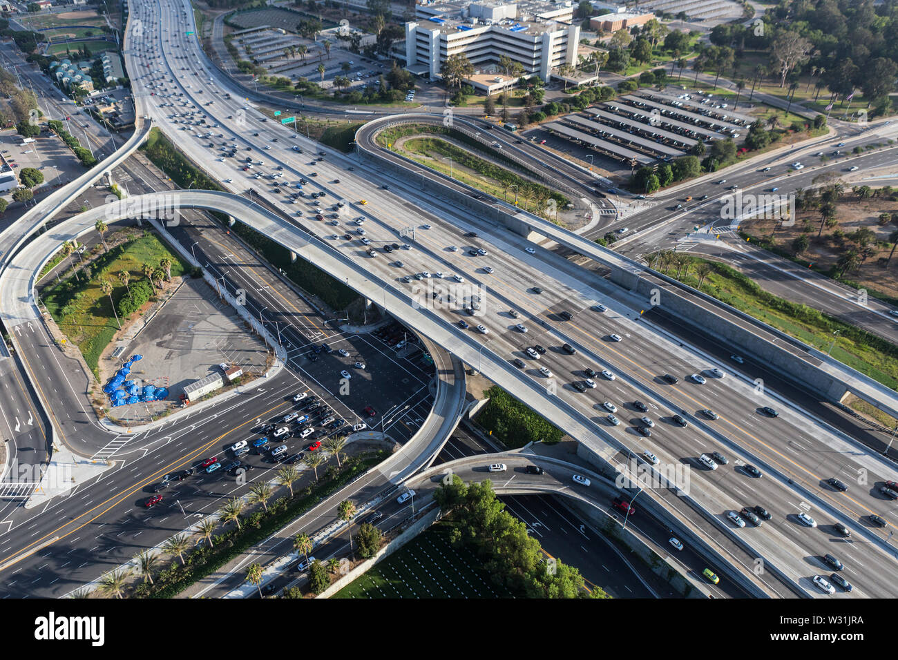 Vista aerea di automobili, di rampe e di edifici nei pressi di San Diego Freeway 405 in direzione a Wilshire Bl in Los Angeles, California. Foto Stock