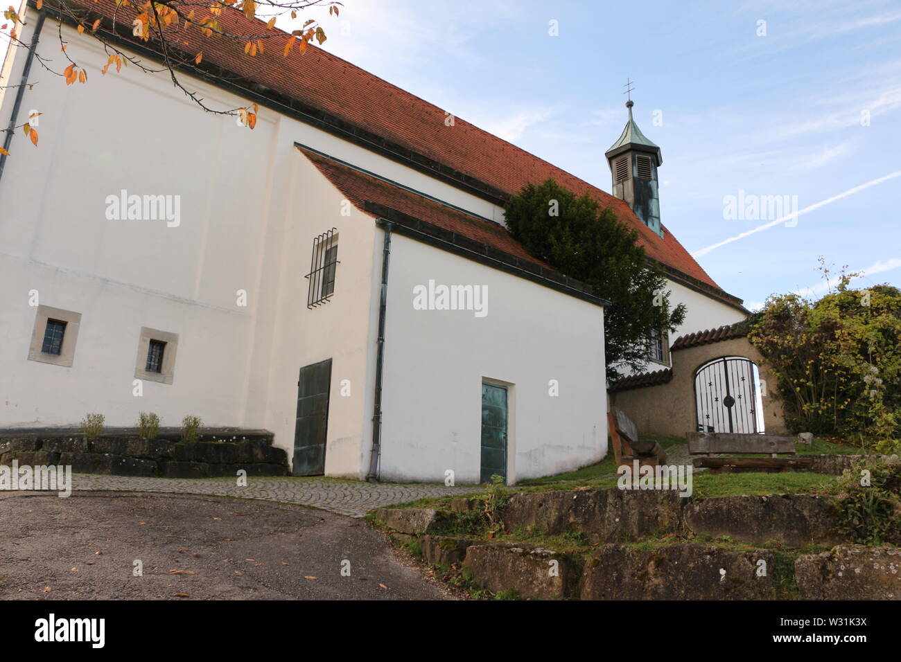 Blick auf die Wurmlinger Kapelle auf der Schwäbischen Alb in Süddeutschland Foto Stock
