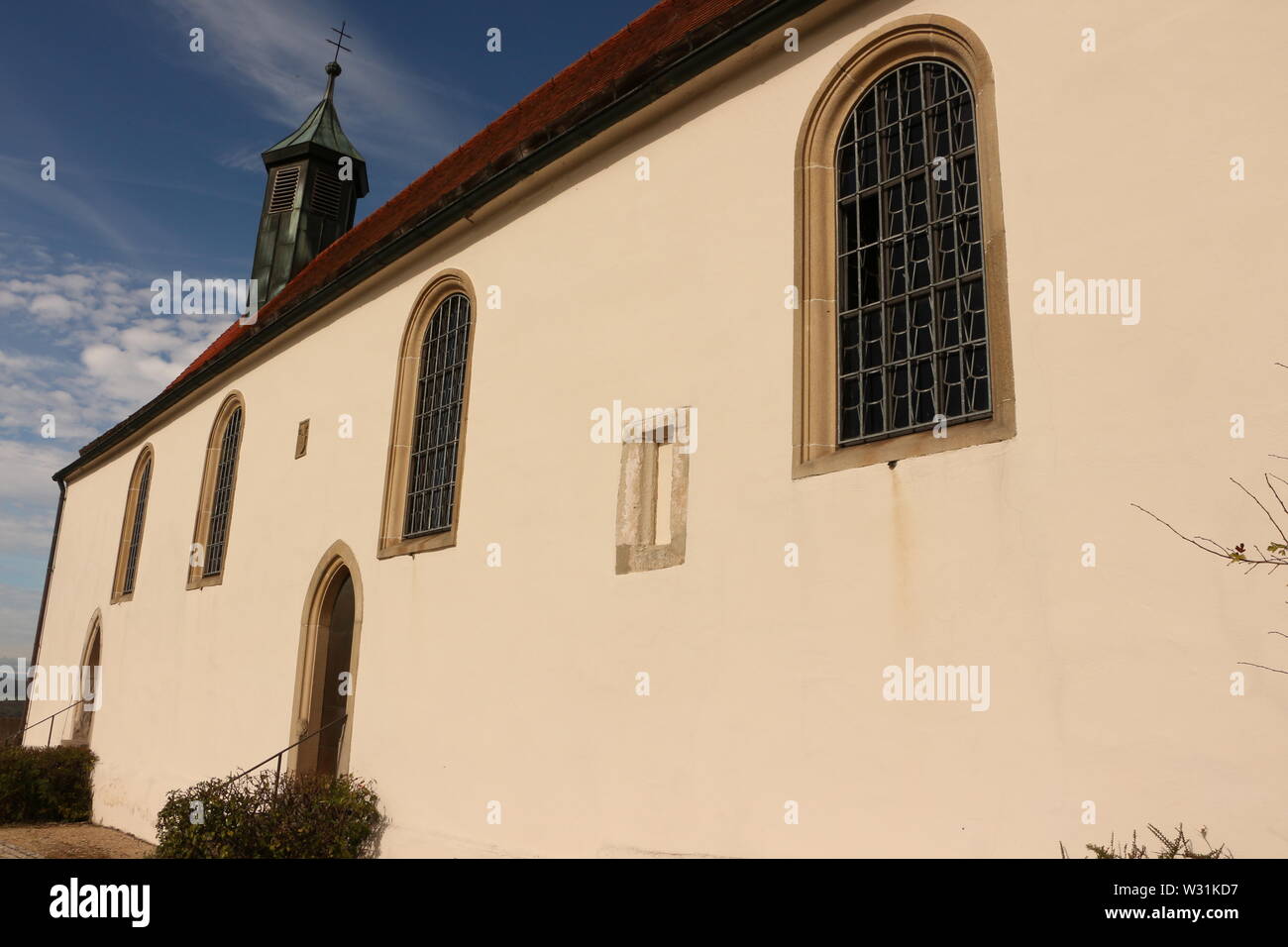 Blick auf die Wurmlinger Kapelle auf der Schwäbischen Alb in Süddeutschland Foto Stock