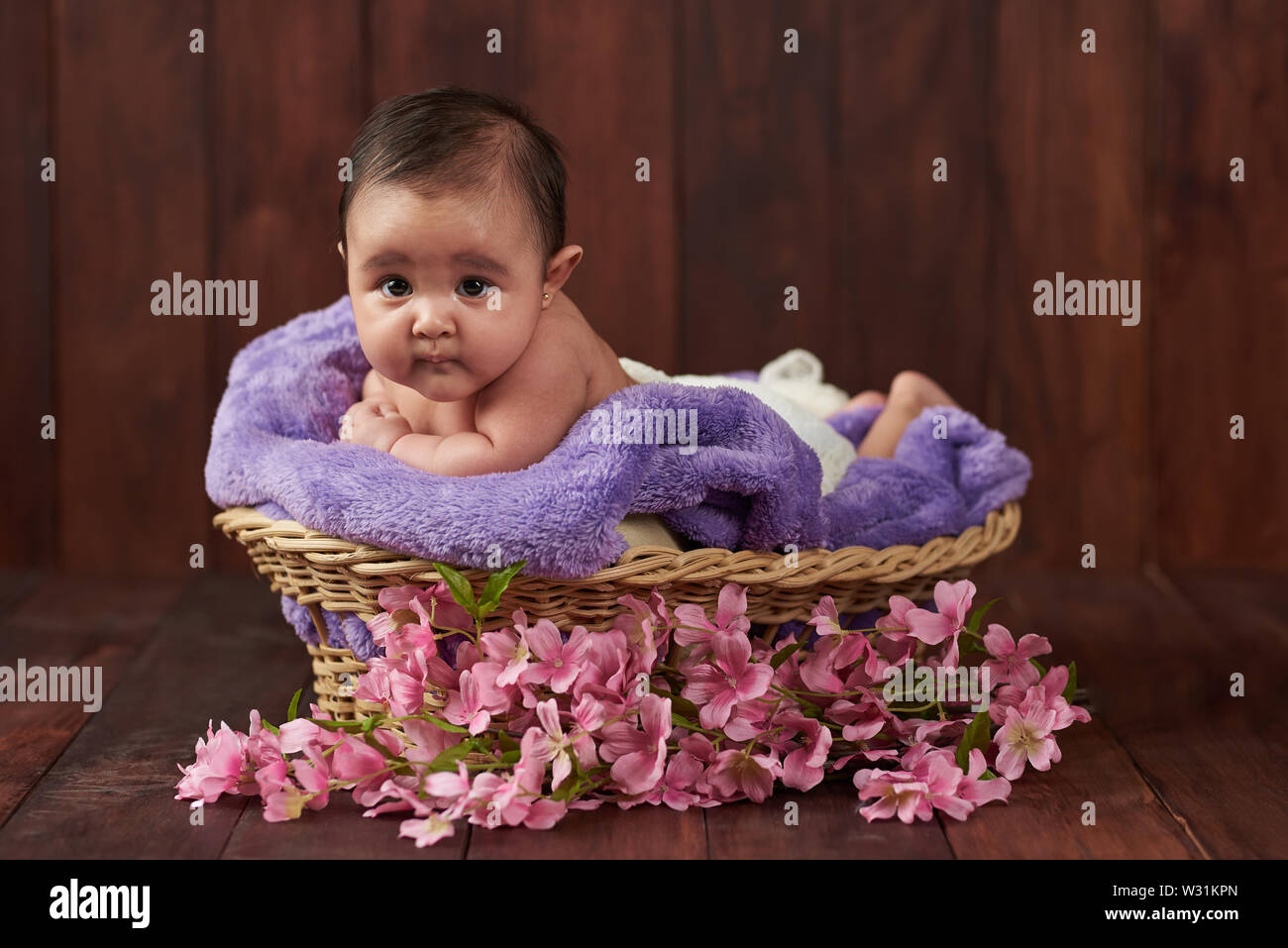 Ritratto di adorabile bambina su sfondo di legno Foto Stock