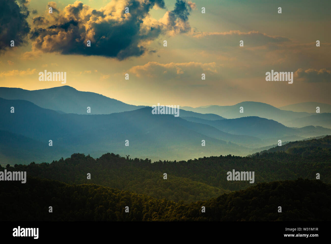 La luce solare che passa attraverso le nuvole in tre la manopola si affacciano su Blue Ridge Parkway, North Carolina, Stati Uniti d'America. Foto Stock