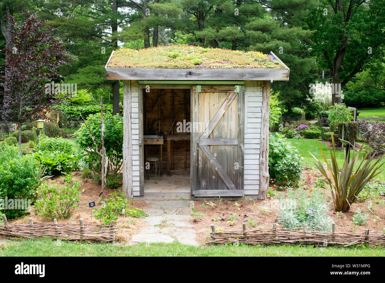 Un potting shed con una vita di sedum tetto progettato da Martha Stewart alla Berkshire Giardino Botanico a Stockbridge, Massachusetts, STATI UNITI D'AMERICA. Foto Stock