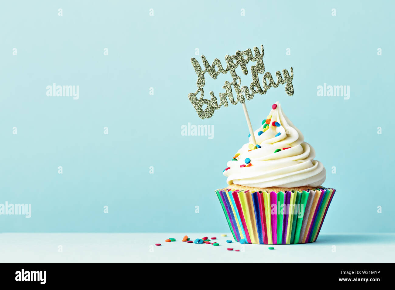 Tortina con buon compleanno segno Foto Stock