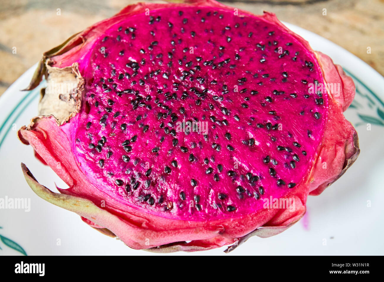 Affettato aperto dragonfruit con carne rossa e semi Foto Stock