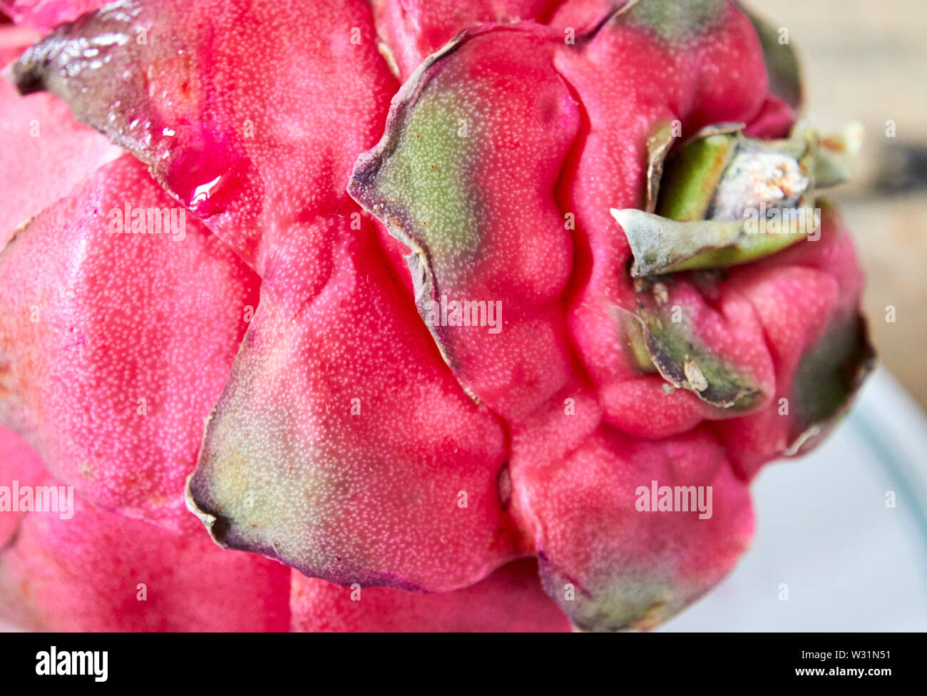 Pelle squamosa di dragonfruit rosso scale di frutta Foto Stock