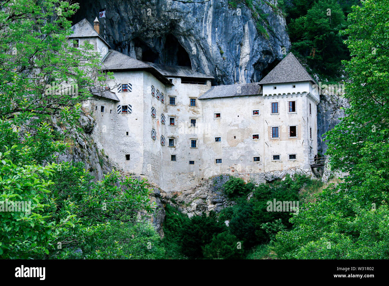 Il Castello di Predjama, un castello medievale, costruito nella bocca di una grotta su una scogliera vicino a Postojna in Slovenia Foto Stock