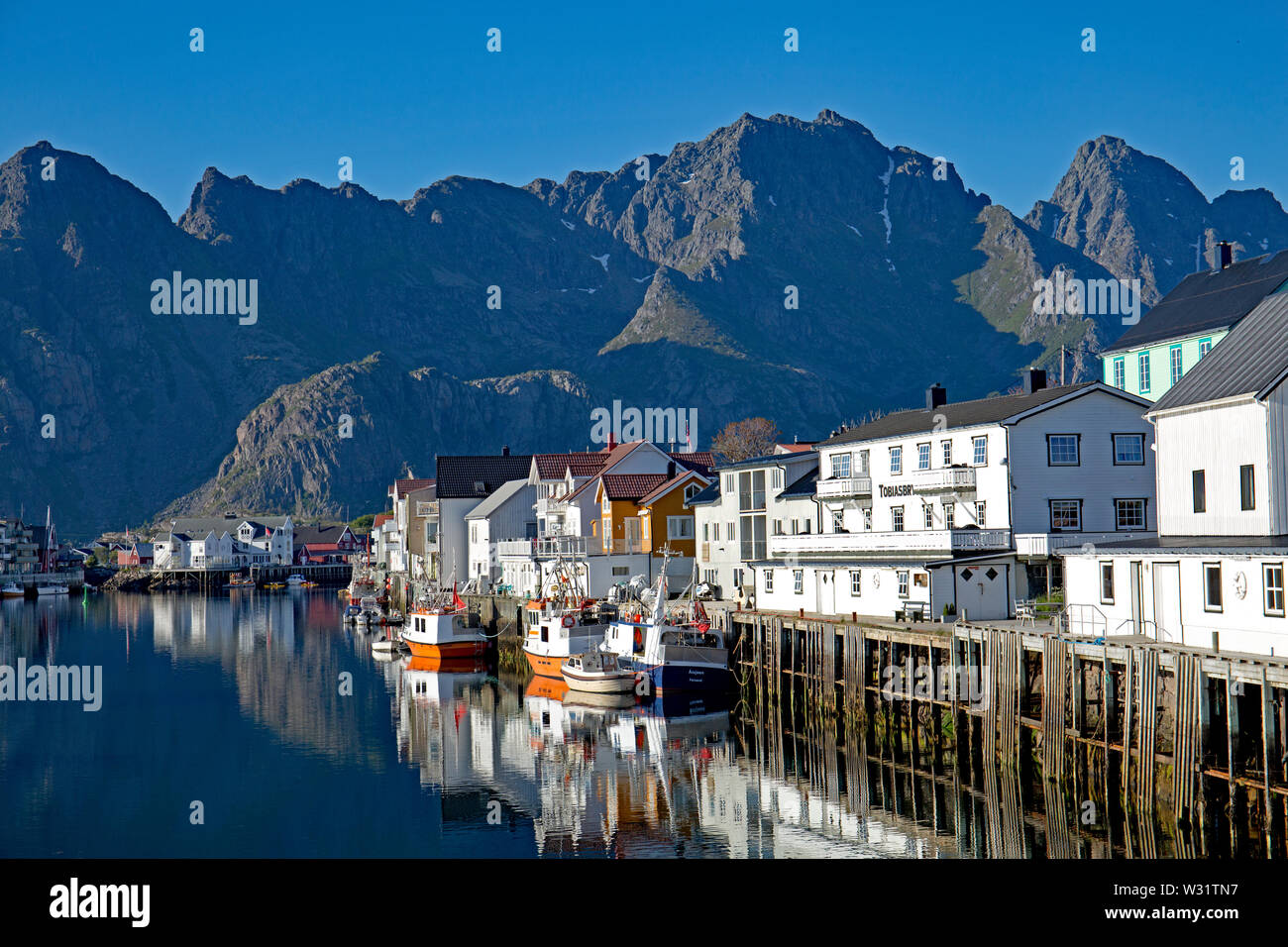 Henningsvaer Harbour, Isole Lofoten in Norvegia Foto Stock