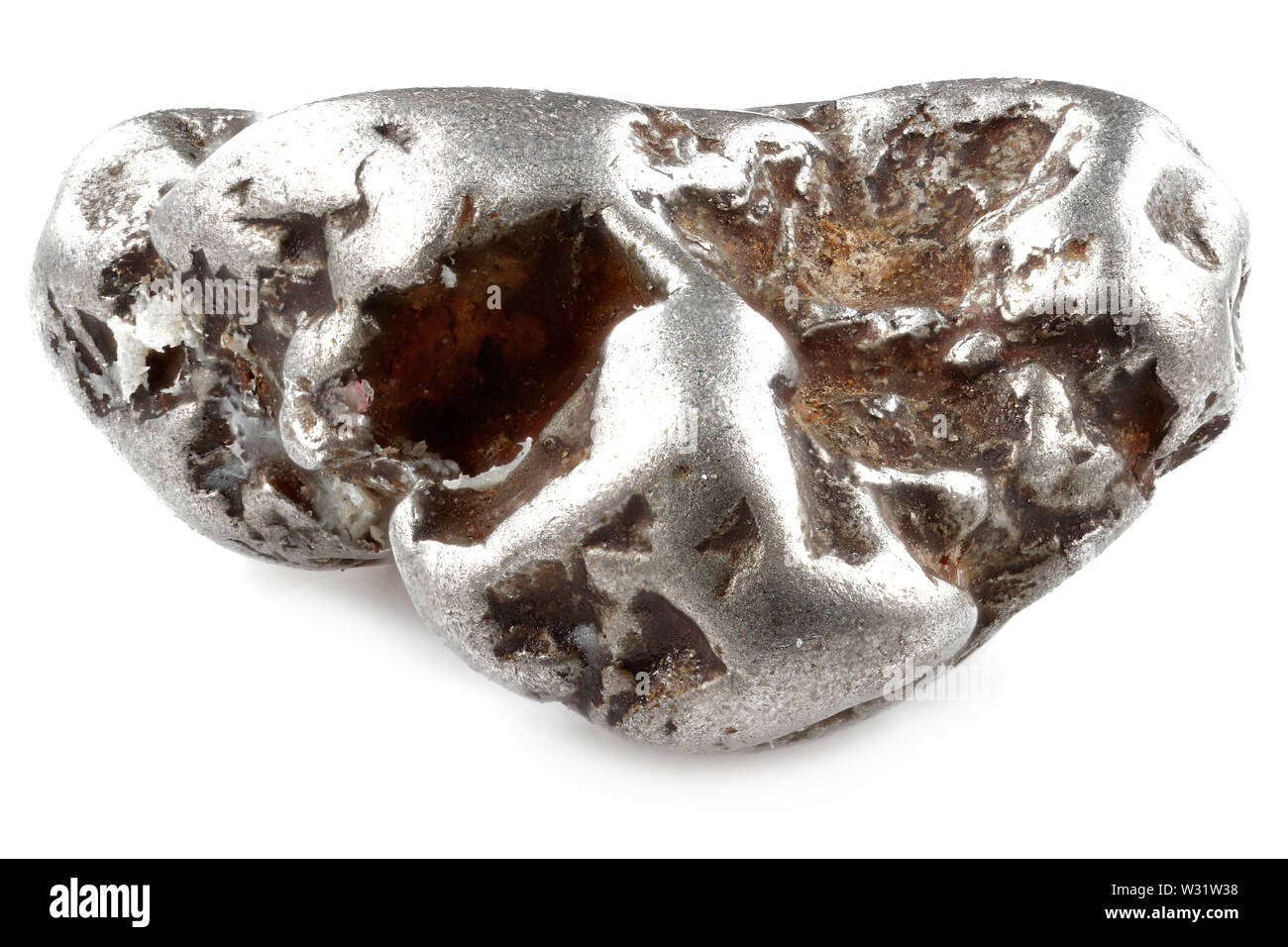Nativo di 0,6 grammo di platino nugget dal Fox Gulch, Goodnews Bay, Alaska isolato su sfondo bianco Foto Stock