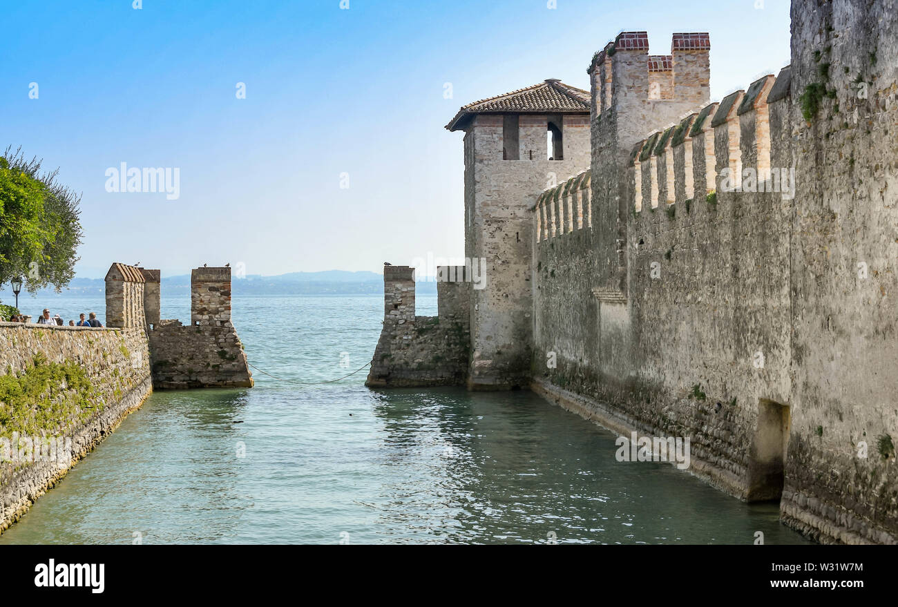 SIRMIONE SUL LAGO DI GARDA, Italia - Settembre 2018: il fossato e una delle pareti principali del castello scaligero nella città di Sirmione sul Lago di Garda Foto Stock