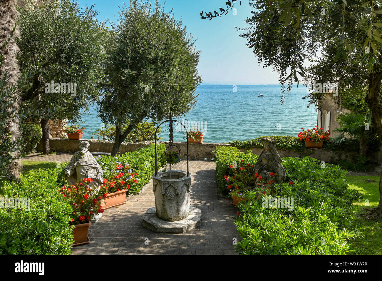 SIRMIONE SUL LAGO DI GARDA, Italia - Settembre 2018: grazioso giardino in riva al lago nella città di Sirmione sul Lago di Garda. Foto Stock