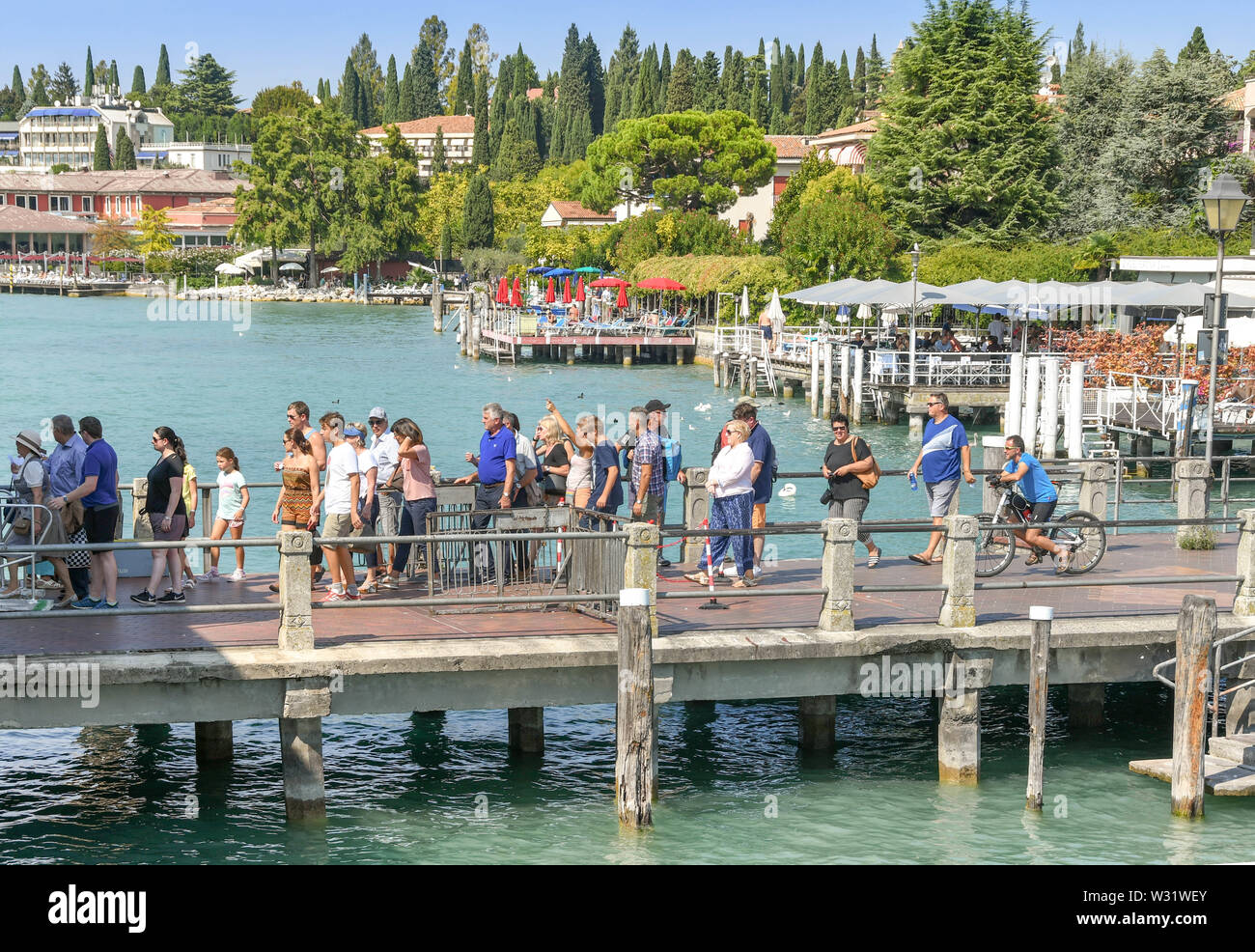 SIRMIONE SUL LAGO DI GARDA, Italia - Settembre 2018: coda di attesa di persone a bordo di un traghetto al porto del resort di Sirmione sul Lago di Garda. Foto Stock