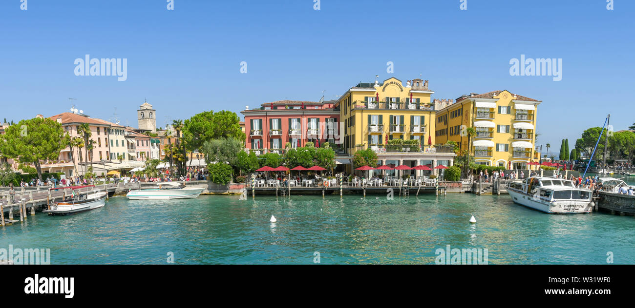 SIRMIONE SUL LAGO DI GARDA, Italia - Settembre 2018: Il lungomare del porto nella località di Sirmione sul Lago di Garda. Foto Stock