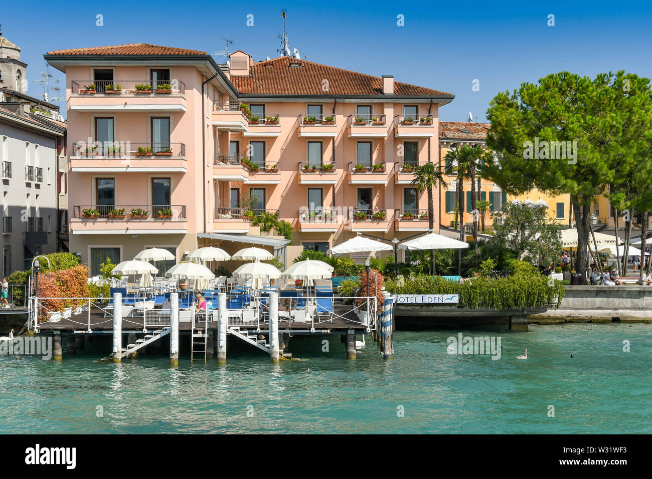 SIRMIONE SUL LAGO DI GARDA, Italia - Settembre 2018: Hotel Eden sul lago nella località di Sirmione sul Lago di Garda. Foto Stock