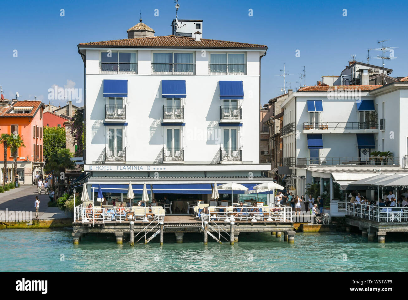 SIRMIONE SUL LAGO DI GARDA, Italia - Settembre 2018: Hotel Flaminia sulla riva del lago nella località di Sirmione sul Lago di Garda. Foto Stock