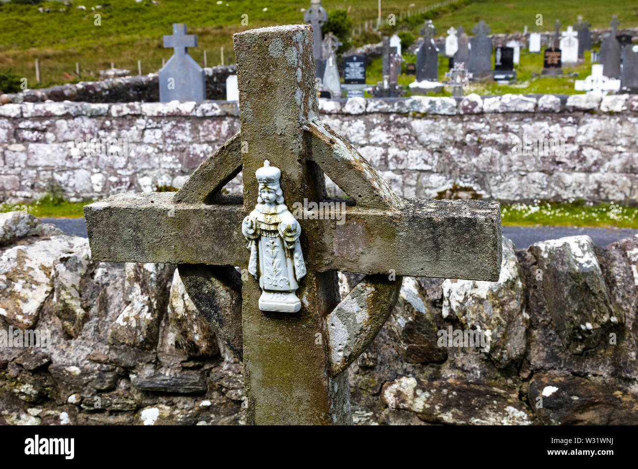 Kildownet vecchio cimitero sulla Wild Atlantic modo su Achill Island nella contea di Mayo in Irlanda Foto Stock