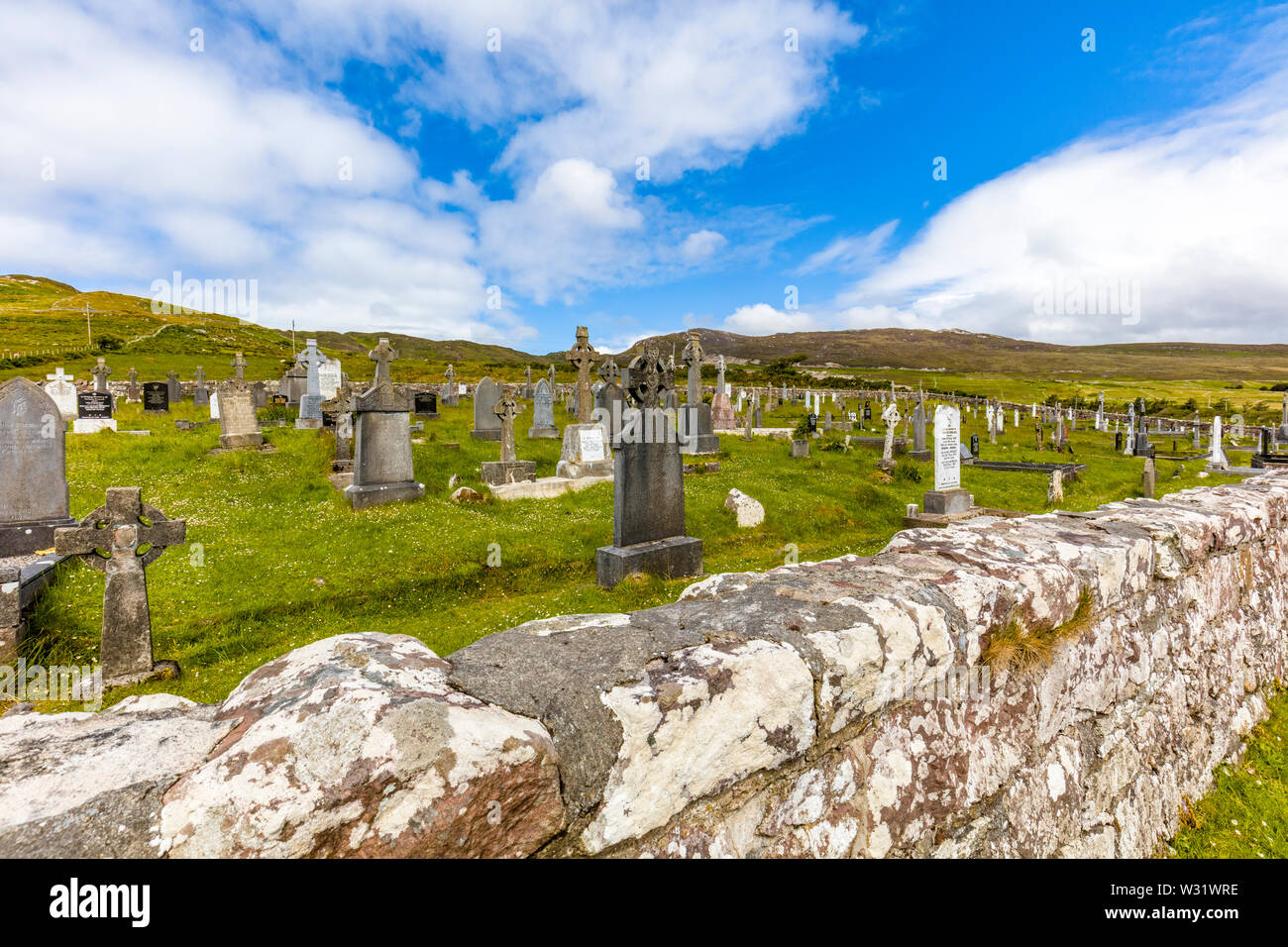 Kildownet vecchio cimitero sulla Wild Atlantic modo su Achill Island nella contea di Mayo in Irlanda Foto Stock