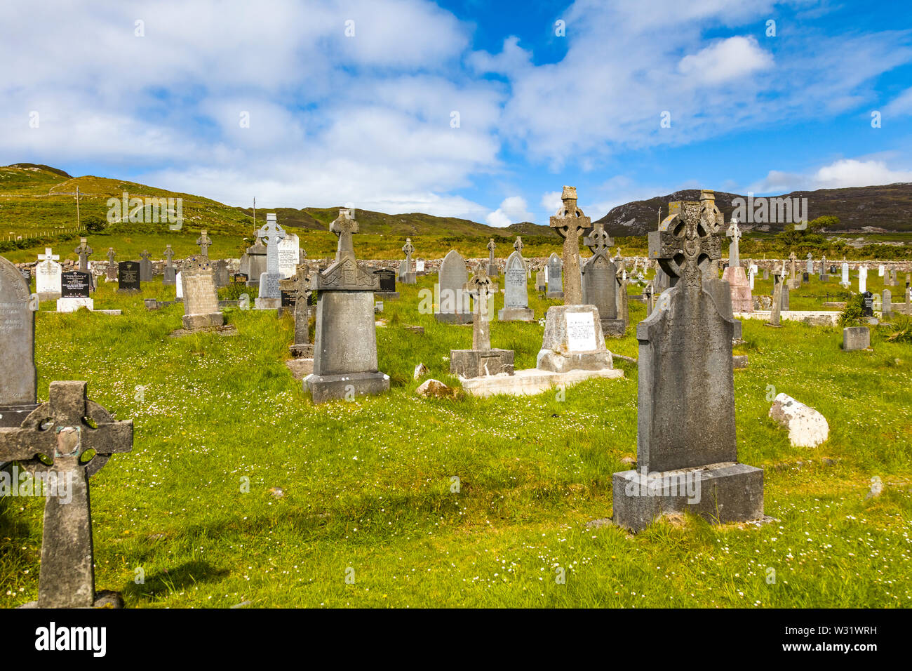 Kildownet vecchio cimitero sulla Wild Atlantic modo su Achill Island nella contea di Mayo in Irlanda Foto Stock