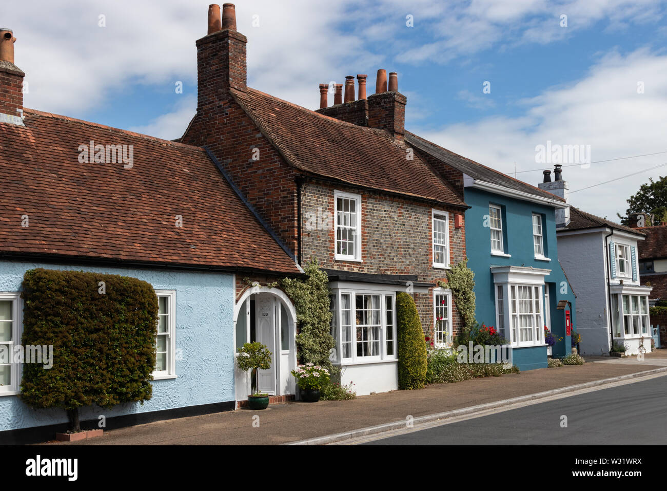 Una fila di tradizionali cottage inglese in un vecchio villaggio inglese Foto Stock