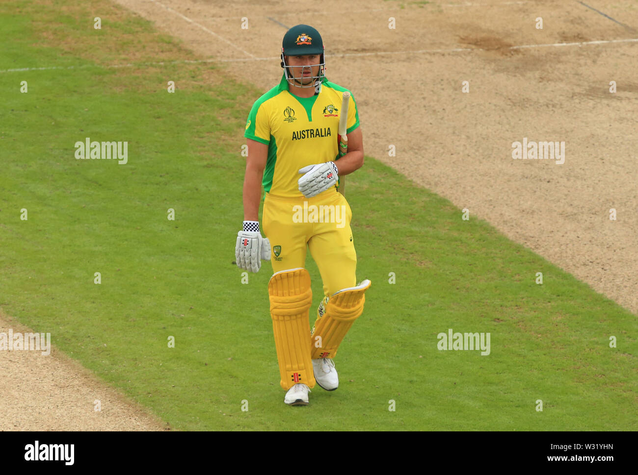 Birmingham, Regno Unito. 11 Luglio, 2019. Marcus Stoinis dell Australia passeggiate off dopo essere stata licenziata durante l'Australia v England, ICC Cricket World Cup Match Semi-Final, a Edgbaston, Birmingham, Inghilterra. Credito: ESPA/Alamy Live News Foto Stock