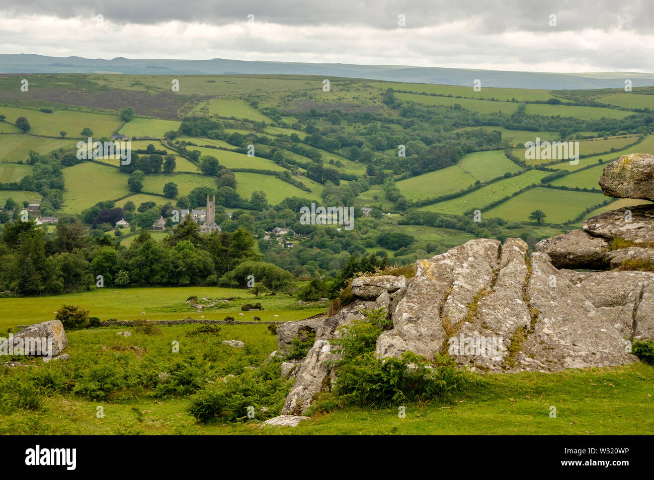 Guardando verso il basso sulla Widecombe nel Moor Dartmoor Devon England Regno Unito Foto Stock