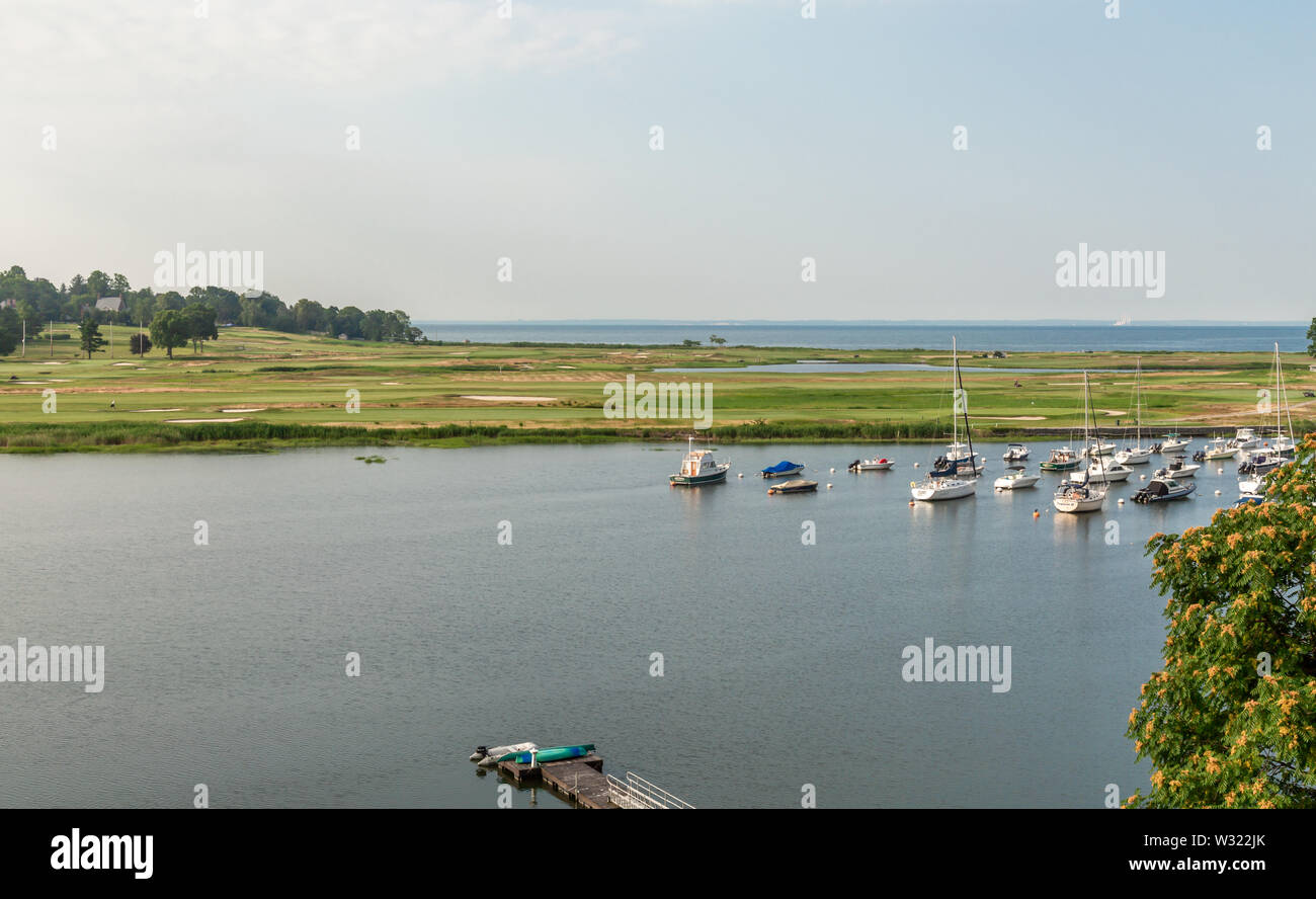 Barche su ormeggi in Southport, CT Foto Stock