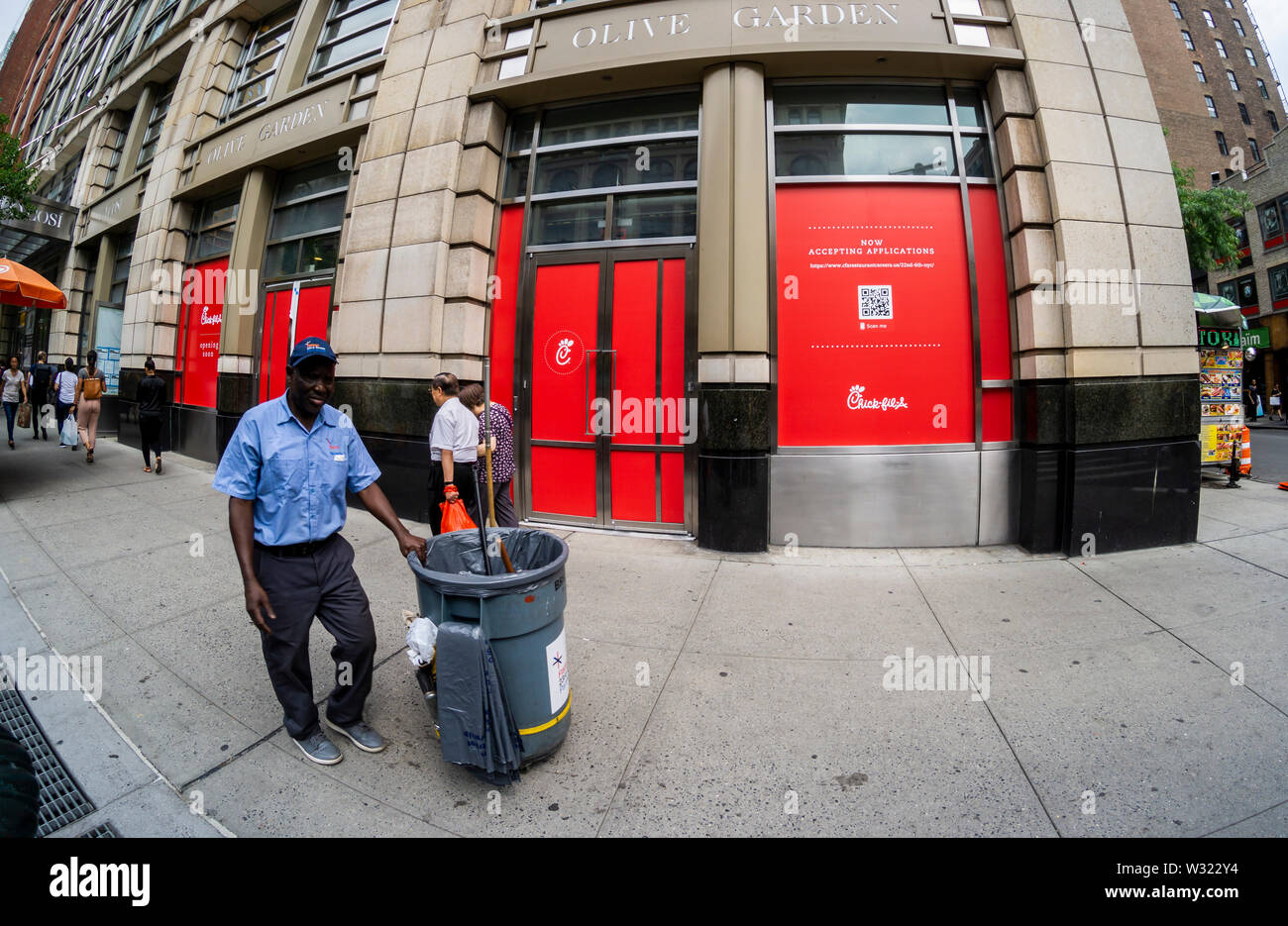 Segni di annunciare che un futuro Chick-Fil-un ristorante fast food è imminente arrivo nel quartiere di Chelsea di New York ed è l'assunzione di lavoratori, visto il lunedì 8 luglio, 2019. ACSI, un cliente la valutazione dei dati azienda, pubblicato i risultati delle loro valutazioni e ha annunciato che i clienti rank Chick-Fil-un il migliore ristorante fast food negli Stati Uniti per la soddisfazione del cliente. (© Richard B. Levine) Foto Stock