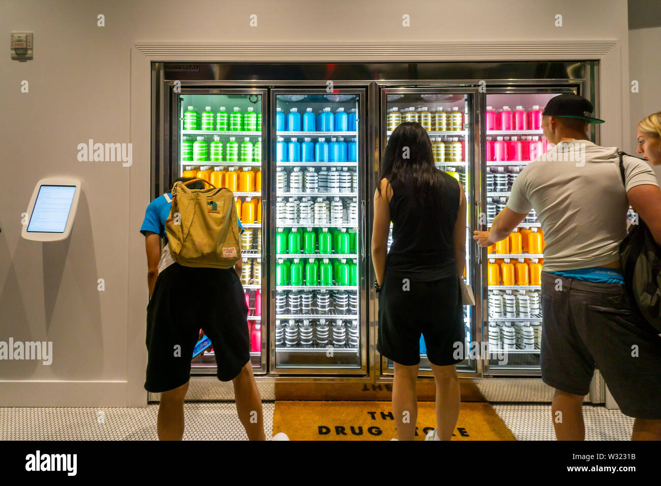I clienti di sporco negozio di limone in cantieri di Hudson in New York domenica 7 luglio, 2019. Il negozio, chiamato 'il farmaco Store' in Hudson Yards opera sull'onore sistema dove dopo aver effettuato la scelta del testo è la società e si carica il tuo pre-impostare account. Sporco il limone è in genere venduto dal caso online e questo è una incursione nel mattone-e-mortaio per lo start up aziendale. Tutte le bevande sono basati su limone-acqua aromatizzata con collagene, acqua di rose, di magnesio o di altri ingredienti aggiunti ai vari sapori della migliore per lo spazio. (© Richard B. Levine) Foto Stock I clienti di sporco negozio di limone in cantieri di Hudson in New York domenica 7 luglio, 2019. Il negozio, chiamato 'il farmaco Store' in Hudson Yards opera sull'onore sistema dove dopo aver effettuato la scelta del testo è la società e si carica il tuo pre-impostare account. Sporco il limone è in genere venduto dal caso online e questo è una incursione nel mattone-e-mortaio per lo start up aziendale. Tutte le bevande sono basati su limone-acqua aromatizzata con collagene, acqua di rose, di magnesio o di altri ingredienti aggiunti ai vari sapori della migliore per lo spazio. (© Richard B. Levine) Foto Stock