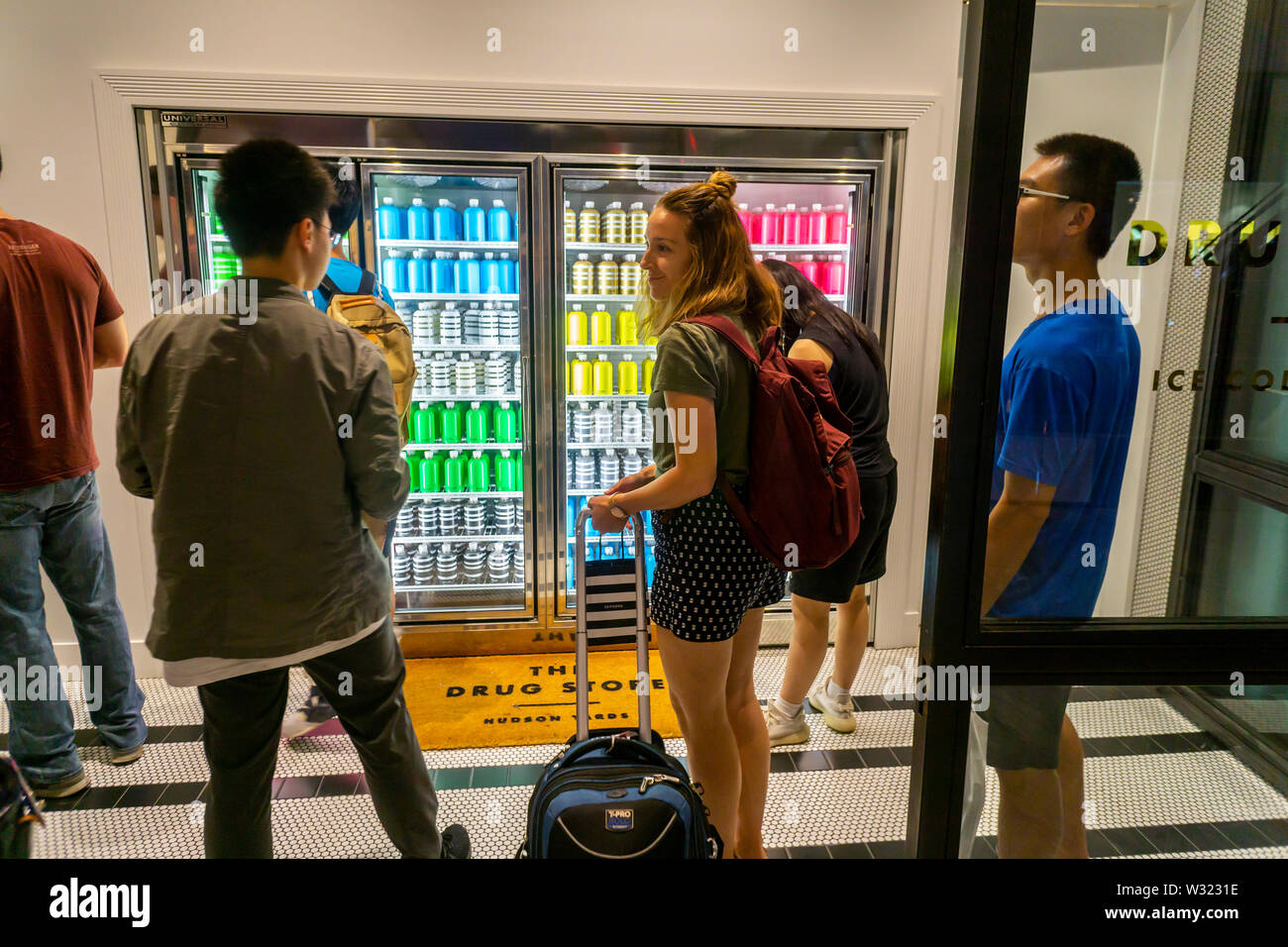 I clienti di sporco negozio di limone in cantieri di Hudson in New York domenica 7 luglio, 2019. Il negozio, chiamato 'il farmaco Store' in Hudson Yards opera sull'onore sistema dove dopo aver effettuato la scelta del testo è la società e si carica il tuo pre-impostare account. Sporco il limone è in genere venduto dal caso online e questo è una incursione nel mattone-e-mortaio per lo start up aziendale. Tutte le bevande sono basati su limone-acqua aromatizzata con collagene, acqua di rose, di magnesio o di altri ingredienti aggiunti ai vari sapori della migliore per lo spazio. (© Richard B. Levine) Foto Stock I clienti di sporco negozio di limone in cantieri di Hudson in New York domenica 7 luglio, 2019. Il negozio, chiamato 'il farmaco Store' in Hudson Yards opera sull'onore sistema dove dopo aver effettuato la scelta del testo è la società e si carica il tuo pre-impostare account. Sporco il limone è in genere venduto dal caso online e questo è una incursione nel mattone-e-mortaio per lo start up aziendale. Tutte le bevande sono basati su limone-acqua aromatizzata con collagene, acqua di rose, di magnesio o di altri ingredienti aggiunti ai vari sapori della migliore per lo spazio. (© Richard B. Levine) Foto Stock