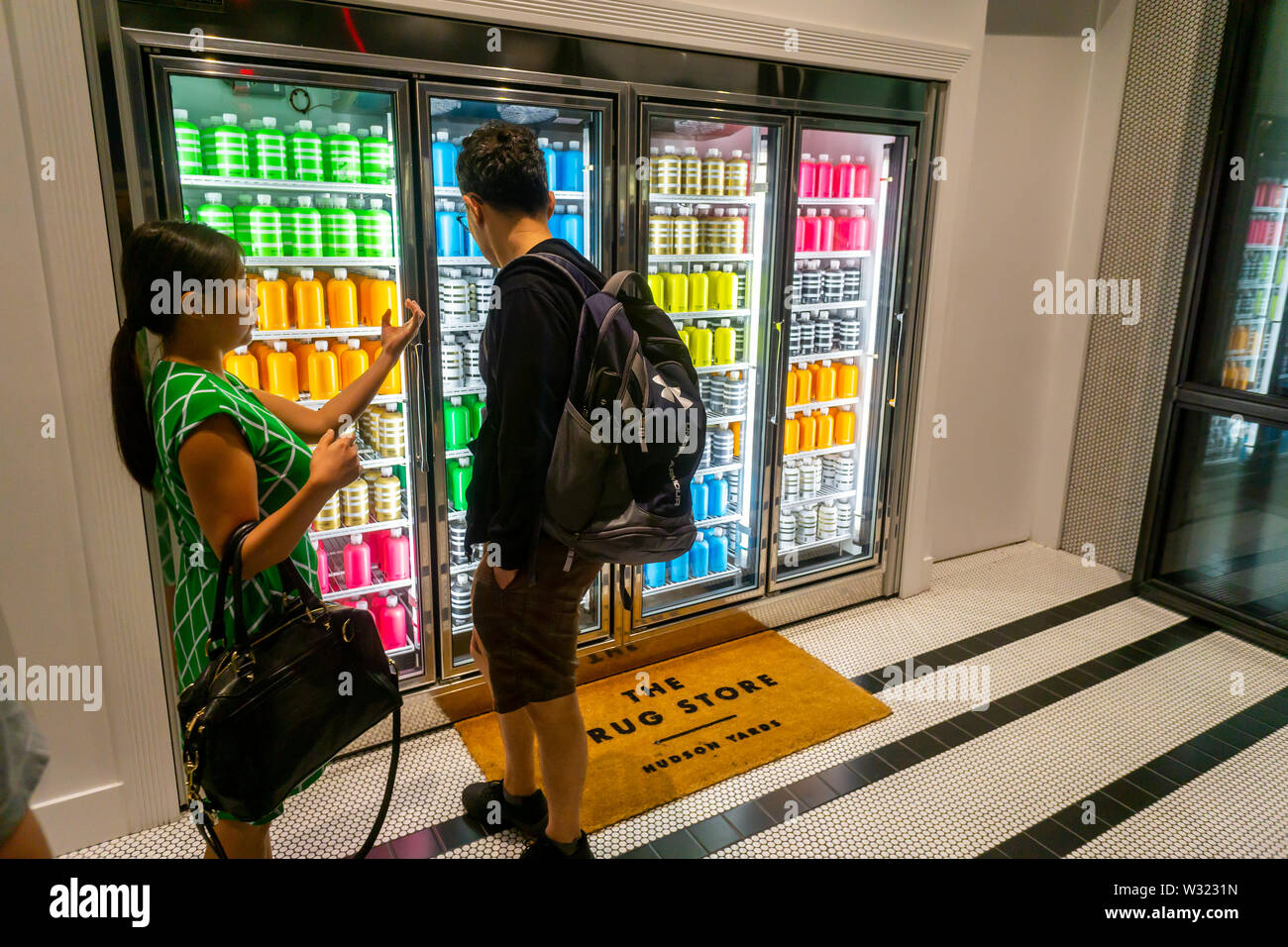 I clienti di sporco negozio di limone in cantieri di Hudson in New York domenica 7 luglio, 2019. Il negozio, chiamato 'il farmaco Store' in Hudson Yards opera sull'onore sistema dove dopo aver effettuato la scelta del testo è la società e si carica il tuo pre-impostare account. Sporco il limone è in genere venduto dal caso online e questo è una incursione nel mattone-e-mortaio per lo start up aziendale. Tutte le bevande sono basati su limone-acqua aromatizzata con collagene, acqua di rose, di magnesio o di altri ingredienti aggiunti ai vari sapori della migliore per lo spazio. (© Richard B. Levine) Foto Stock I clienti di sporco negozio di limone in cantieri di Hudson in New York domenica 7 luglio, 2019. Il negozio, chiamato 'il farmaco Store' in Hudson Yards opera sull'onore sistema dove dopo aver effettuato la scelta del testo è la società e si carica il tuo pre-impostare account. Sporco il limone è in genere venduto dal caso online e questo è una incursione nel mattone-e-mortaio per lo start up aziendale. Tutte le bevande sono basati su limone-acqua aromatizzata con collagene, acqua di rose, di magnesio o di altri ingredienti aggiunti ai vari sapori della migliore per lo spazio. (© Richard B. Levine) Foto Stock